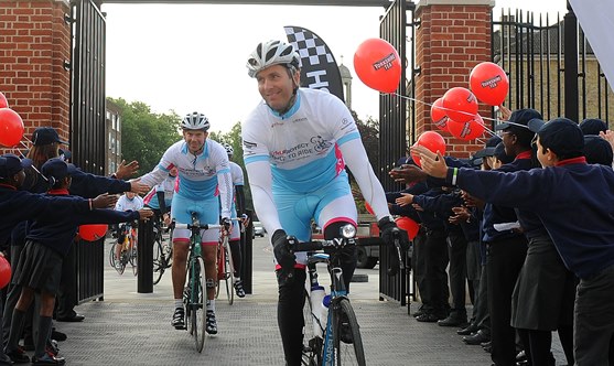 vaughan_henman_charity_bike_ride_finale_oval_2013